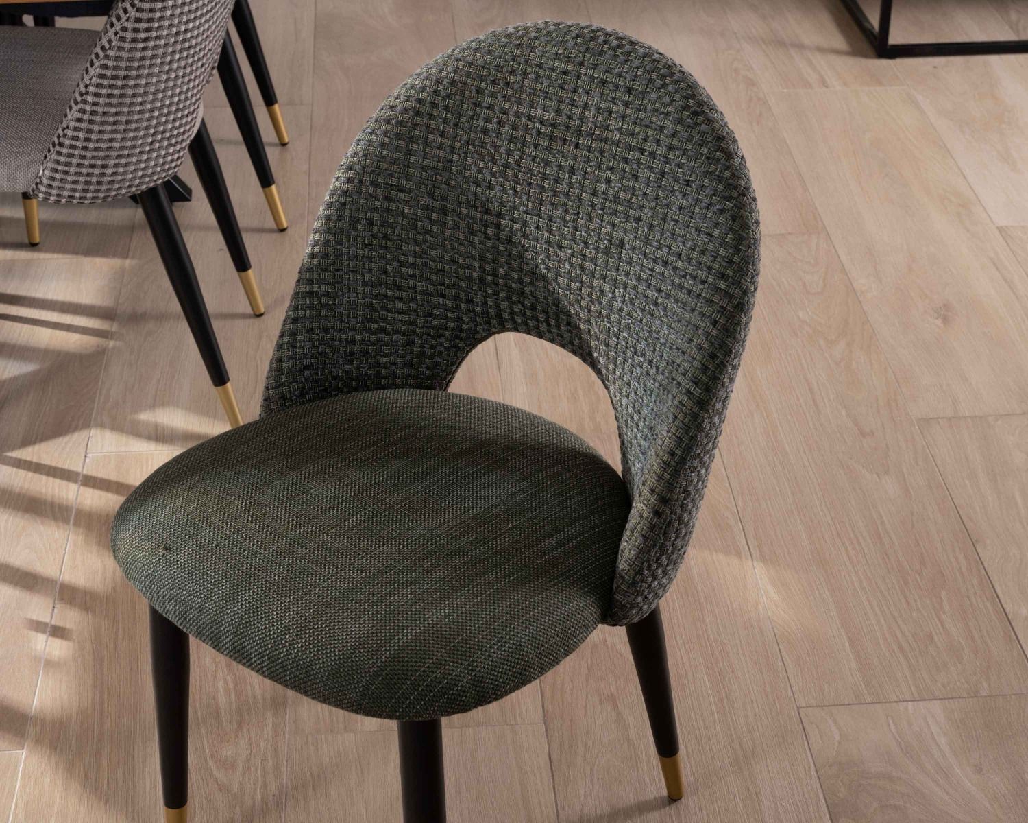 Set di 2 sedie "Vermont" in tessuto kaki con gambe in metallo laccato nero