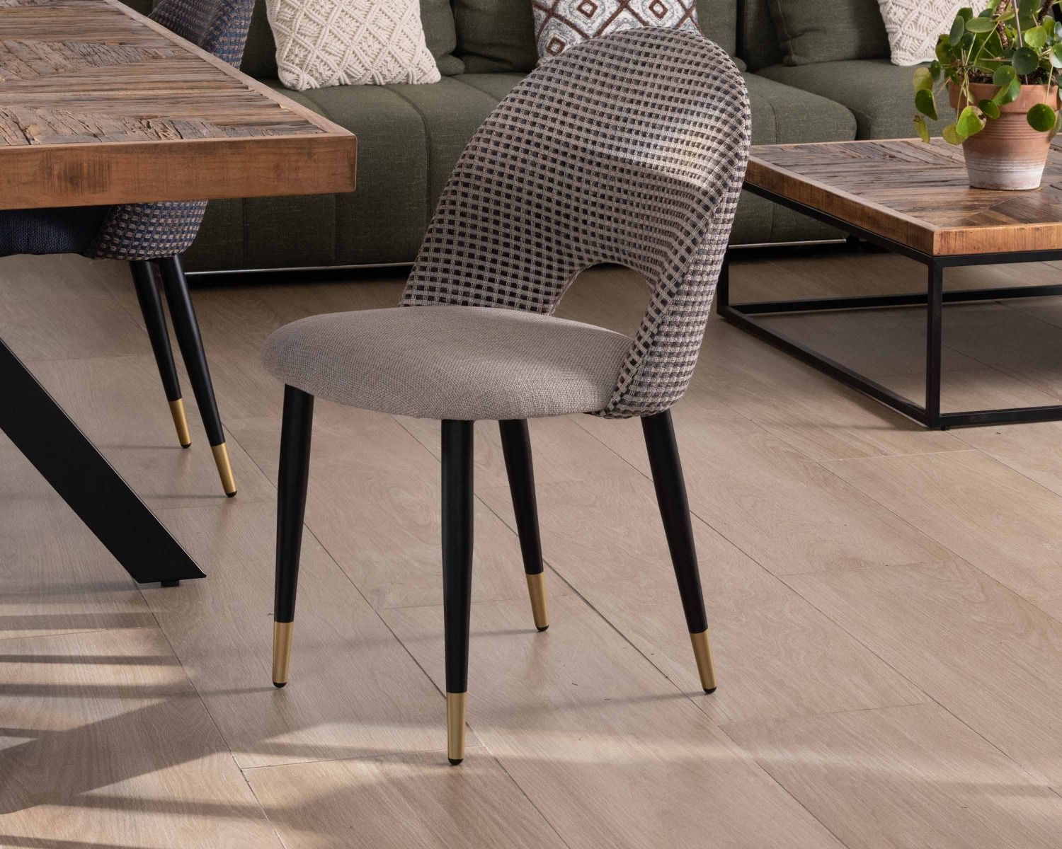 Set di 2 sedie "Vermont" in tessuto tortora con gambe in metallo laccato nero