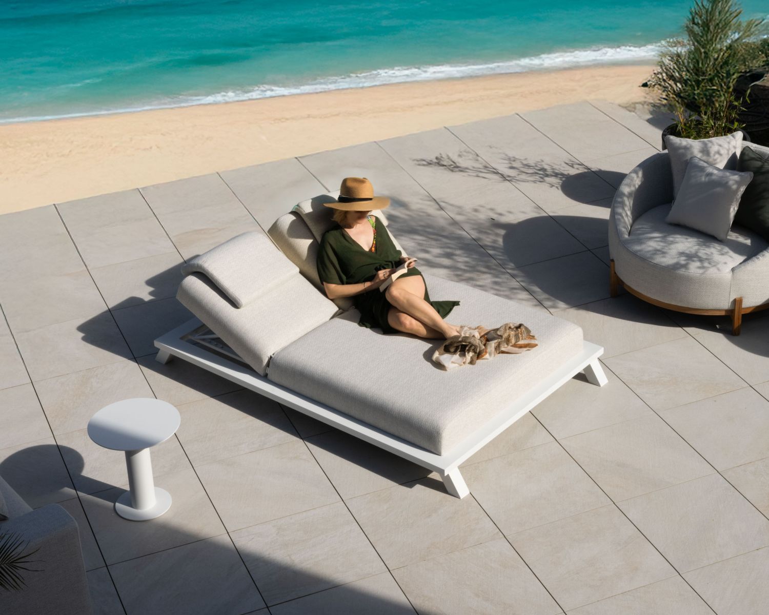 Lettino 2 posti top di gamma "Nusa Pedina" in tessuto ecru e alluminio bianco