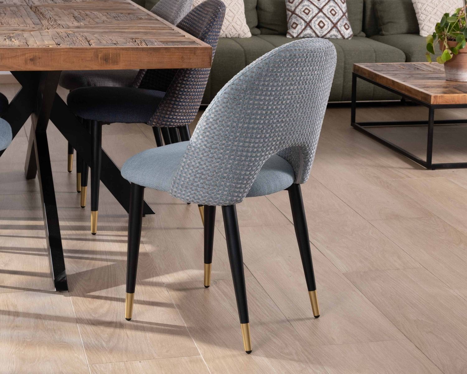 Set di 2 sedie "Vermont" in tessuto azzurro con gambe in metallo laccato nero