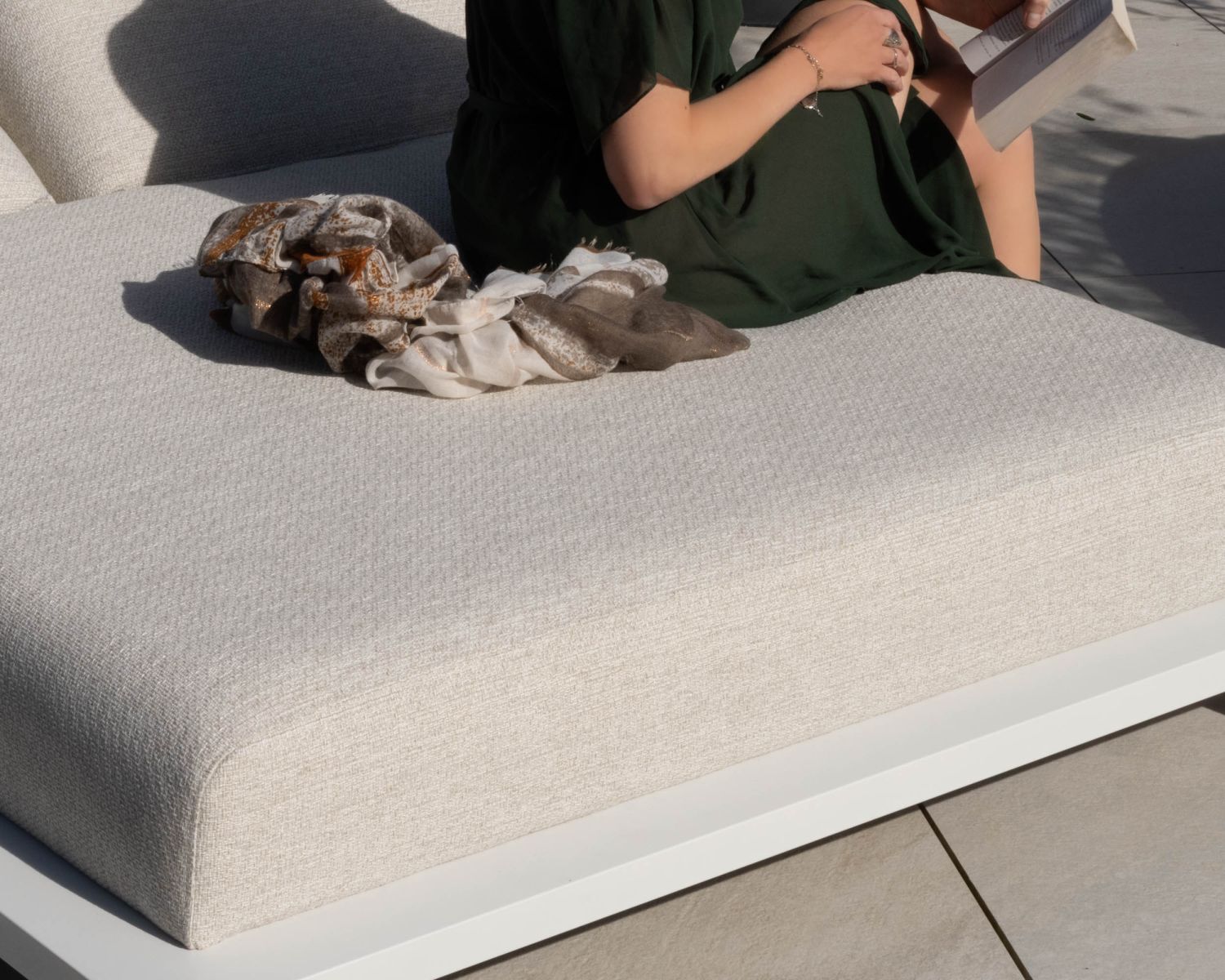 Lettino 2 posti top di gamma "Nusa Pedina" in tessuto ecru e alluminio bianco