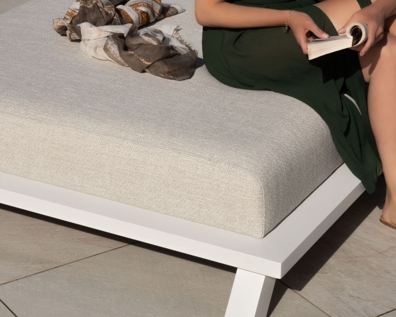 Lettino 2 posti top di gamma "Nusa Pedina" in tessuto ecru e alluminio bianco