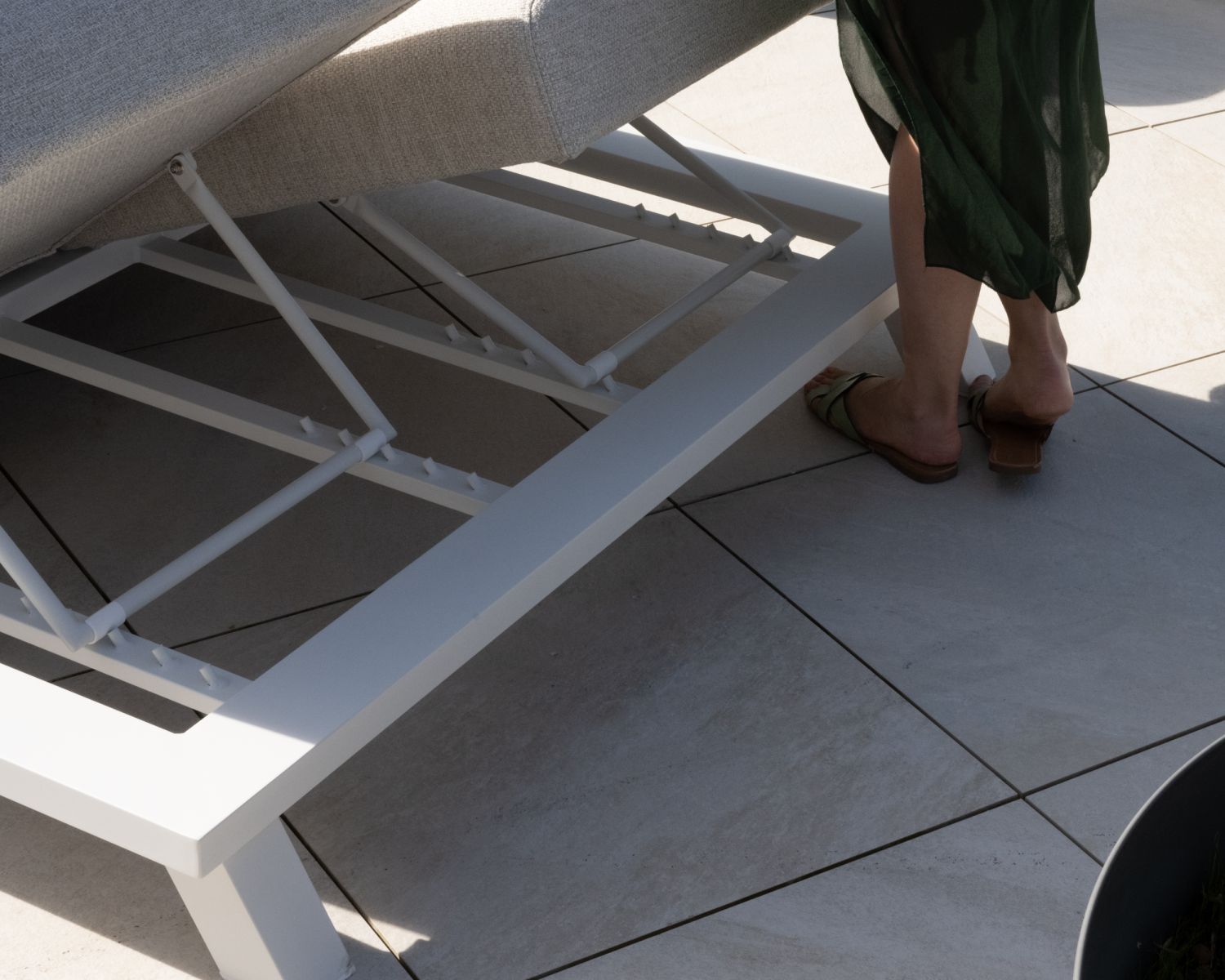 Lettino 2 posti top di gamma "Nusa Pedina" in tessuto ecru e alluminio bianco