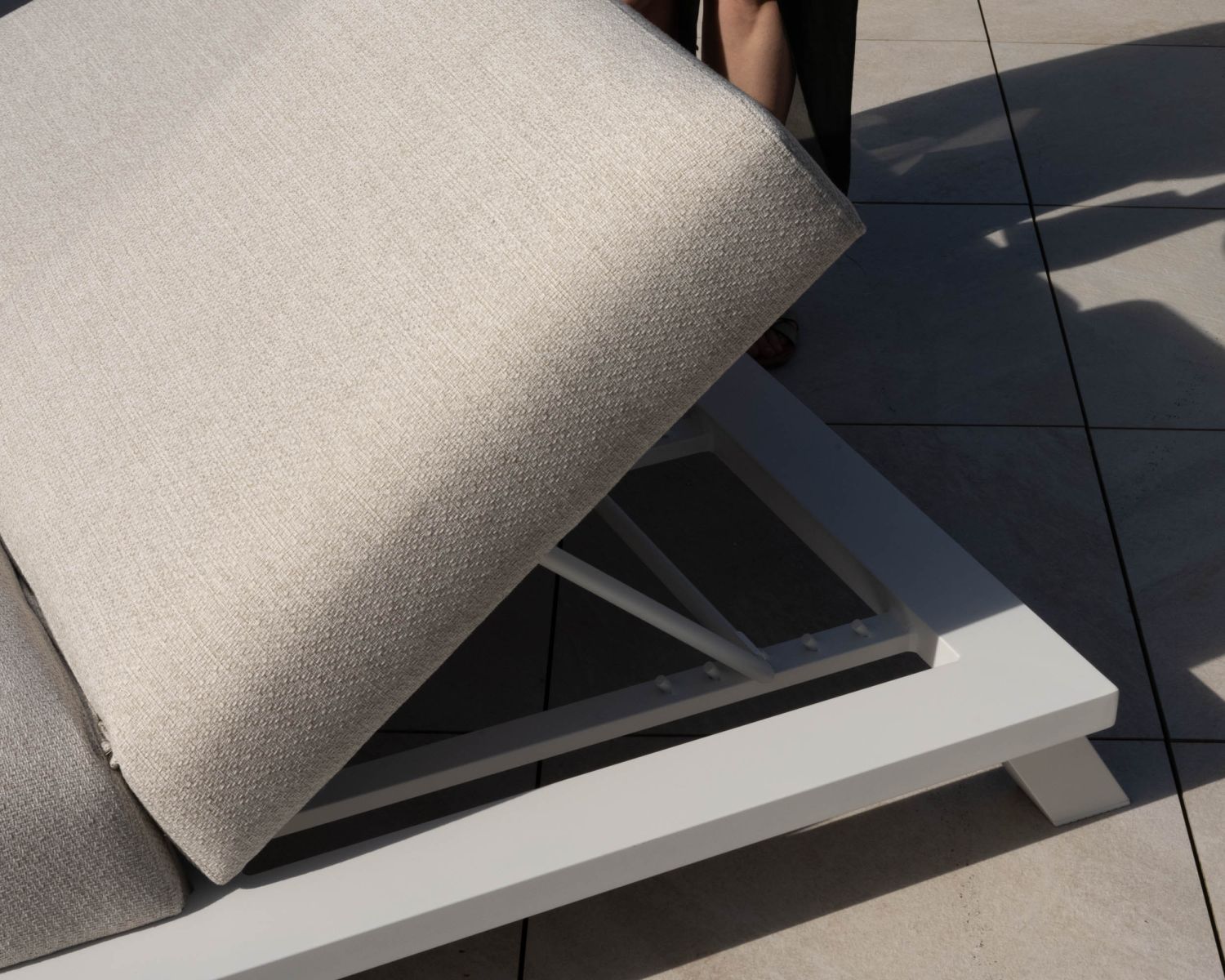 Lettino 2 posti top di gamma "Nusa Pedina" in tessuto ecru e alluminio bianco