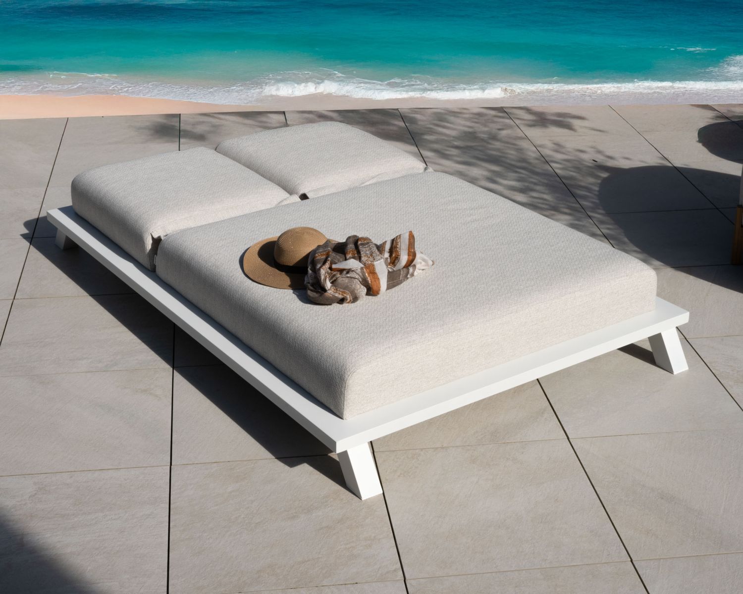 Lettino 2 posti top di gamma "Nusa Pedina" in tessuto ecru e alluminio bianco