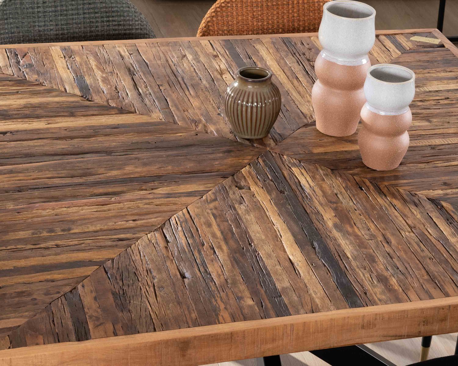 Tavolo da pranzo "Geonidum" quadrato da 140 cm in acacia a spina di pesce con gambe incrociate in metallo nero