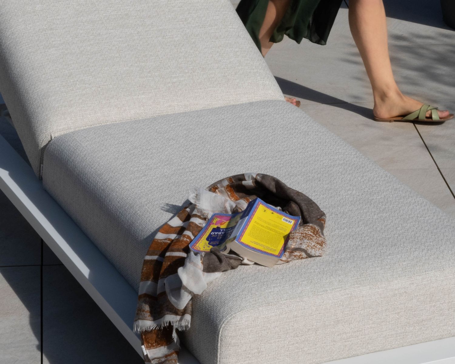 Lettino da sole "Nusa Pedina" di alta gamma in tessuto ecru e struttura in alluminio bianco