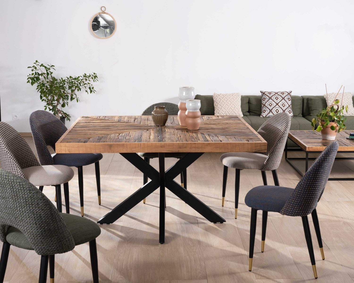 Tavolo da pranzo "Geonidum" quadrato da 140 cm in acacia a spina di pesce con gambe incrociate in metallo nero