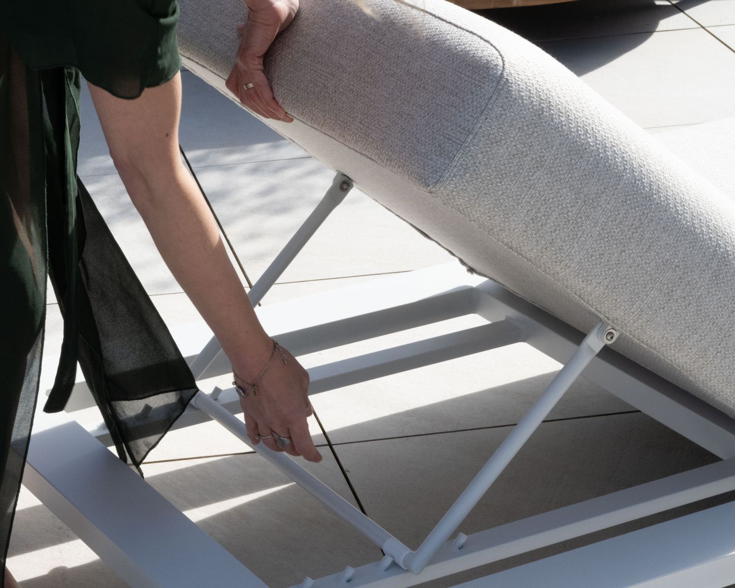 Lettino da sole "Nusa Pedina" di alta gamma in tessuto ecru e struttura in alluminio bianco