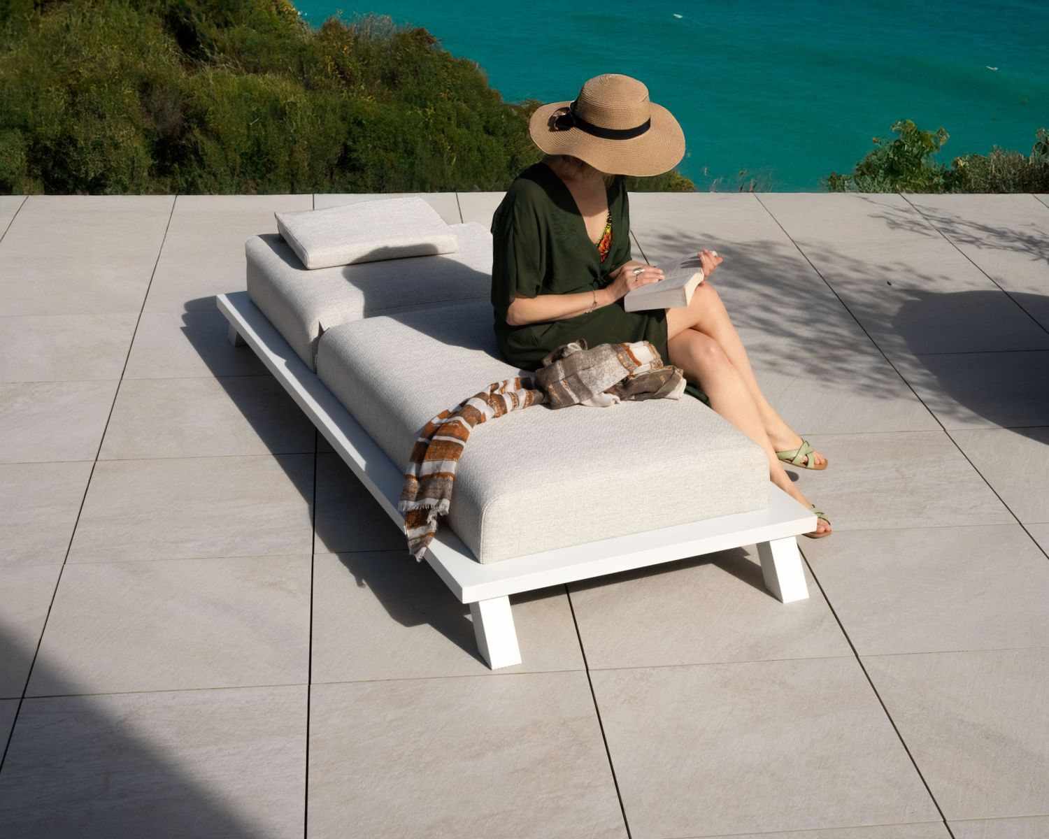 Lettino da sole "Nusa Pedina" di alta gamma in tessuto ecru e struttura in alluminio bianco