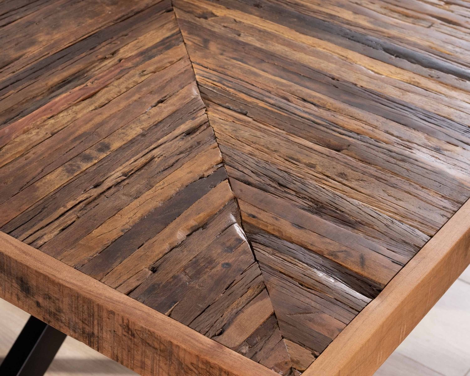 Tavolo da pranzo "Geonidum" quadrato da 140 cm in acacia a spina di pesce con gambe incrociate in metallo nero