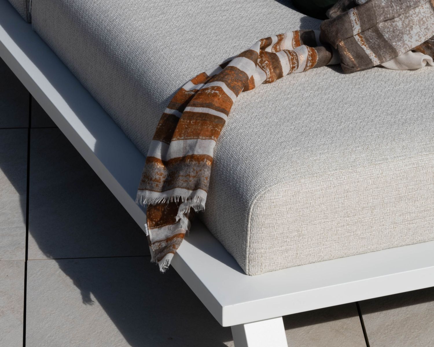 Lettino da sole "Nusa Pedina" di alta gamma in tessuto ecru e struttura in alluminio bianco