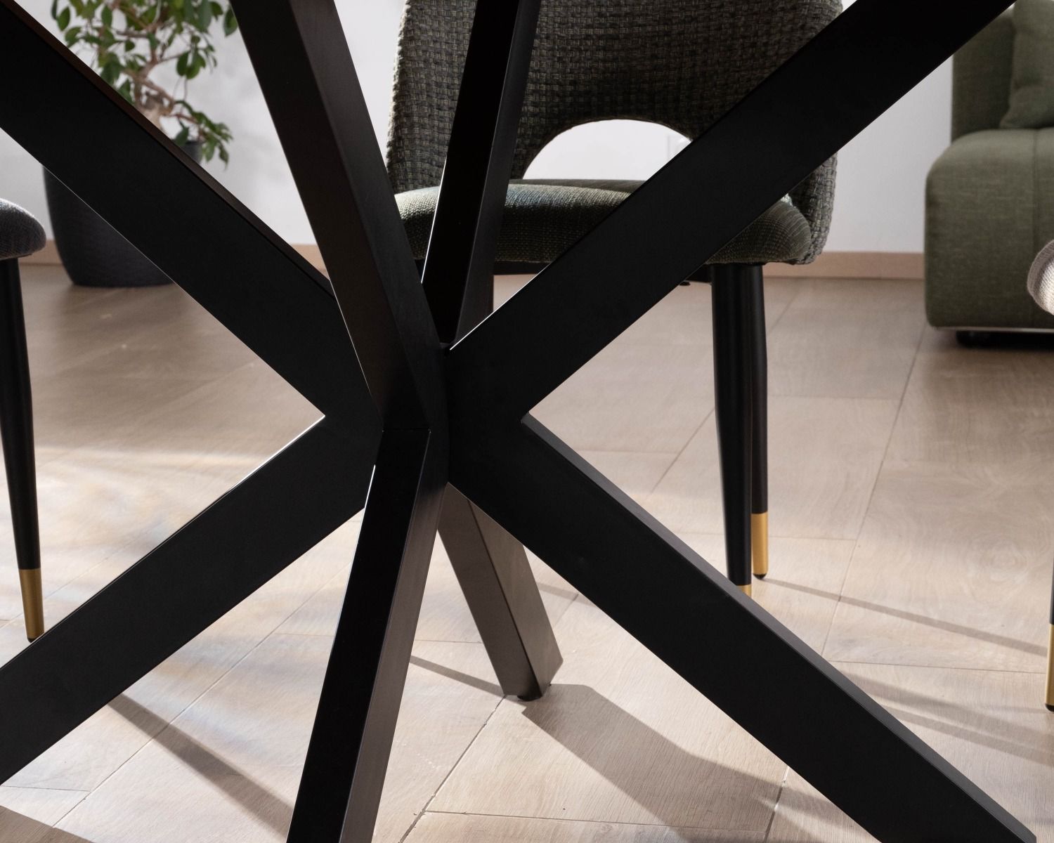 Tavolo da pranzo "Geonidum" quadrato da 140 cm in acacia a spina di pesce con gambe incrociate in metallo nero