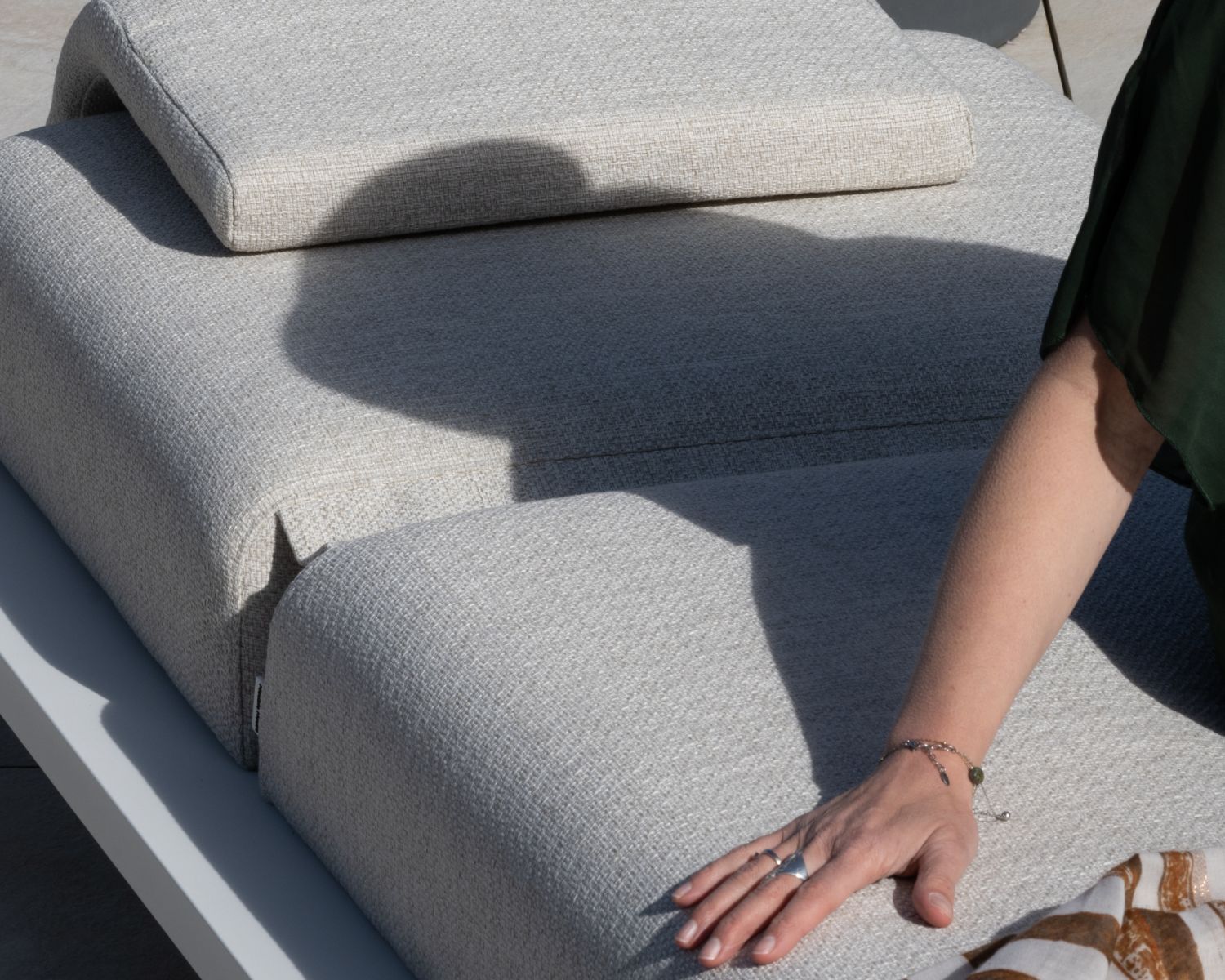 Lettino da sole "Nusa Pedina" di alta gamma in tessuto ecru e struttura in alluminio bianco