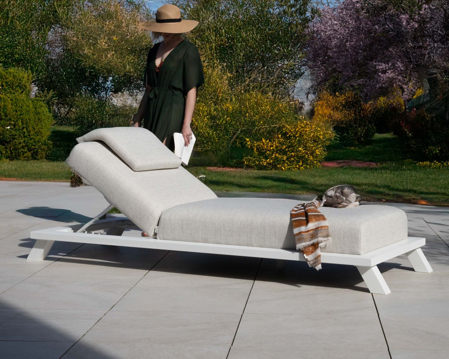 Lettino da sole "Nusa Pedina" di alta gamma in tessuto ecru e struttura in alluminio bianco