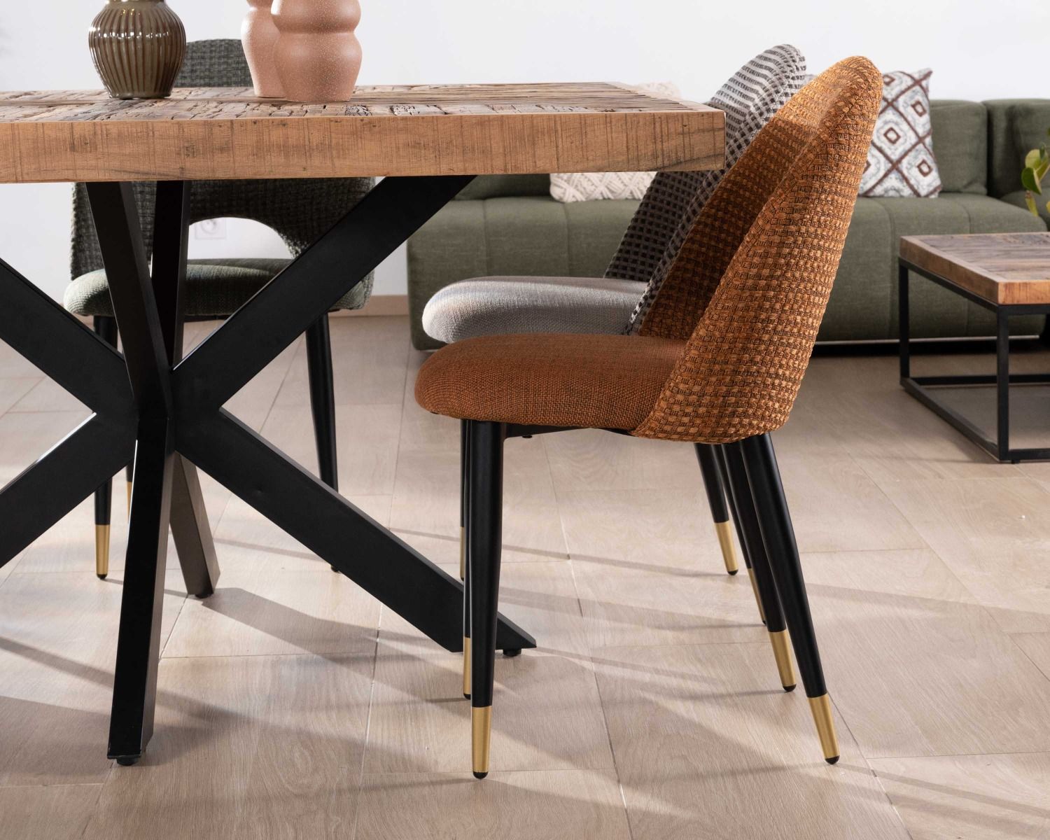 Set di 2 sedie "Vermont" in tessuto color ruggine con gambe in metallo laccato nero