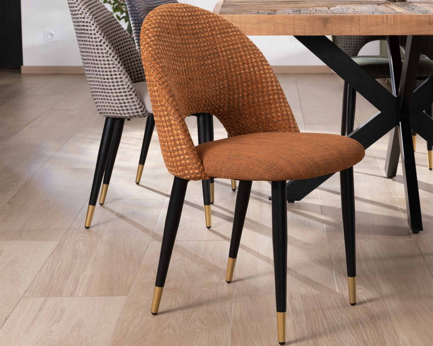 Set di 2 sedie "Vermont" in tessuto color ruggine con gambe in metallo laccato nero