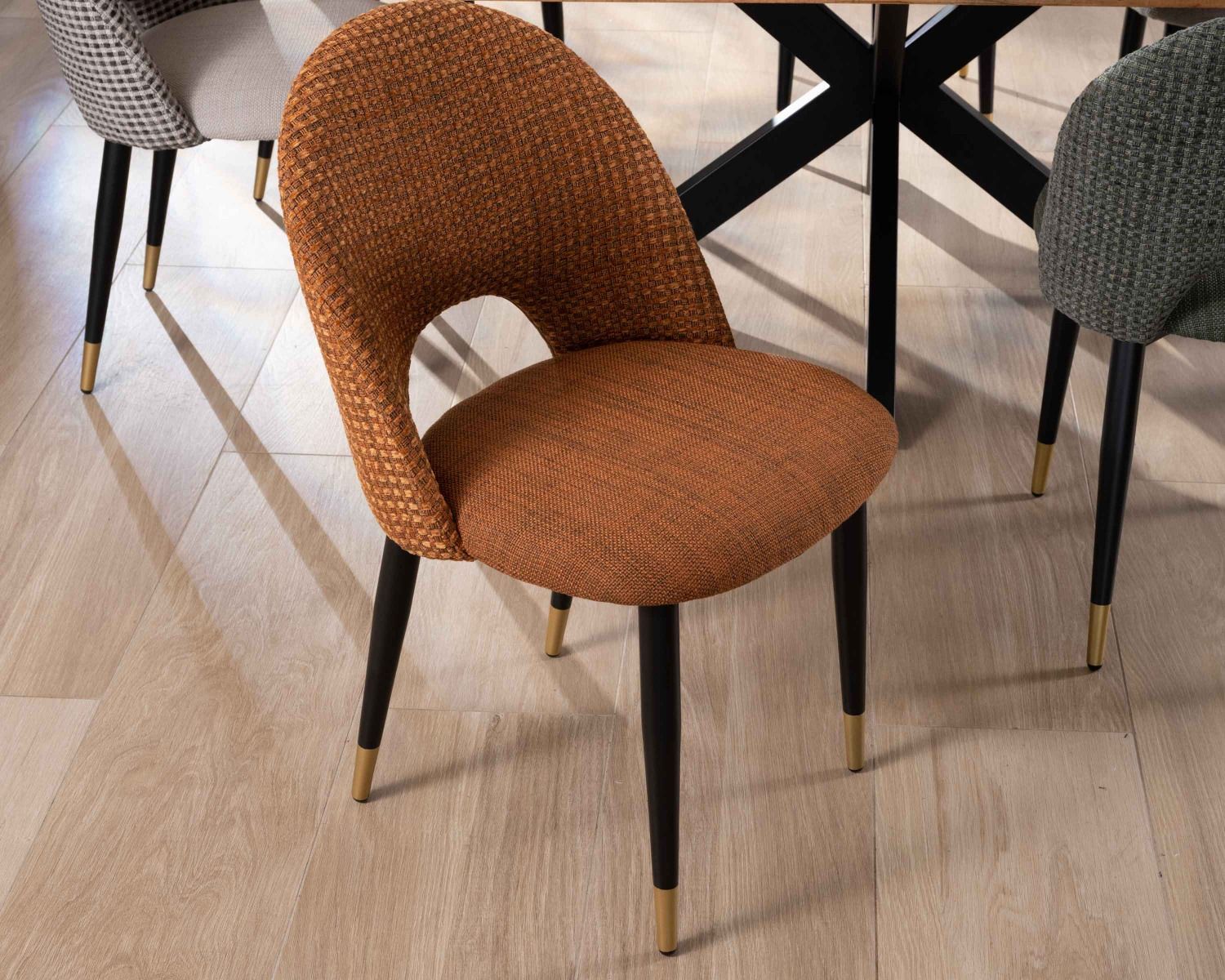 Set di 2 sedie "Vermont" in tessuto color ruggine con gambe in metallo laccato nero