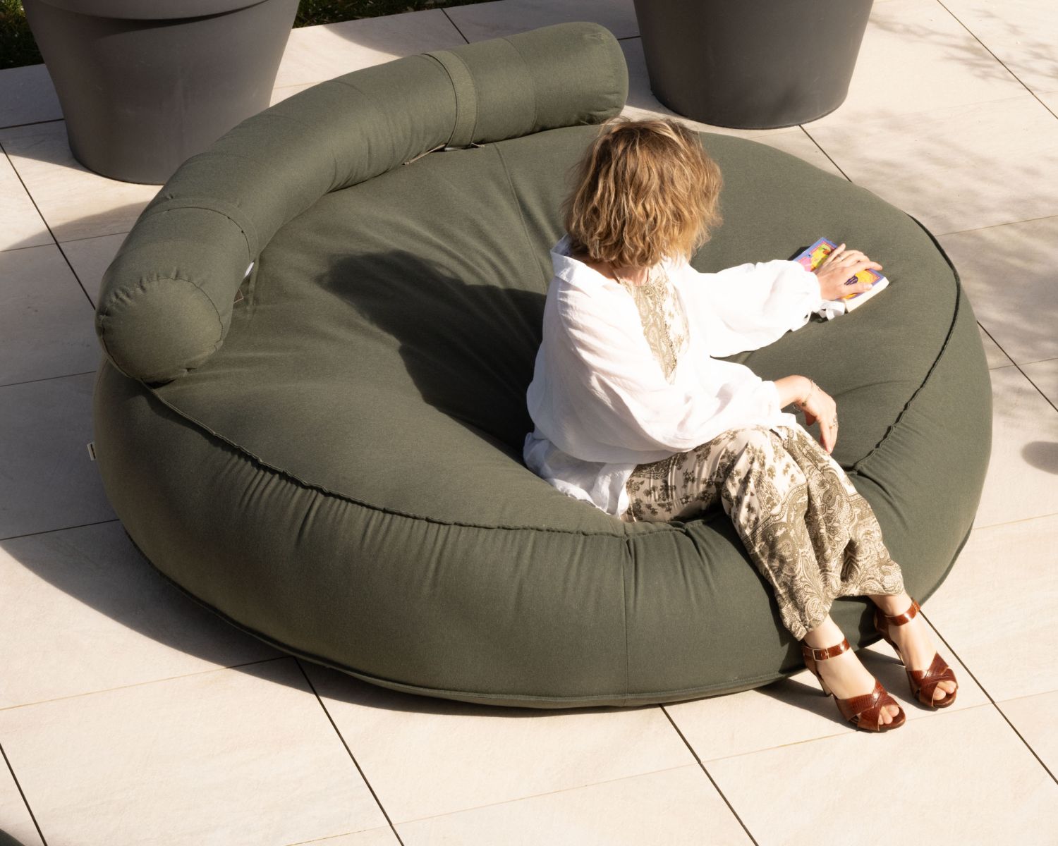 Lettino XXL ultra morbido "Saint Tropez" in tessuto speciale per esterni verde cachi