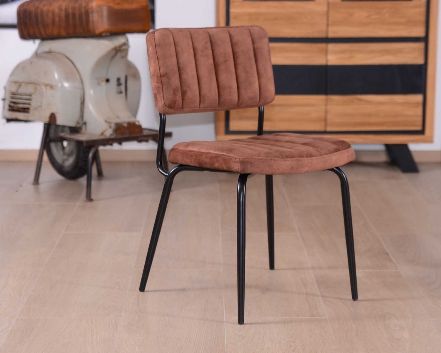 Set di 2 sedie "Lia" in stile retrò in velluto color cioccolato e metallo nero