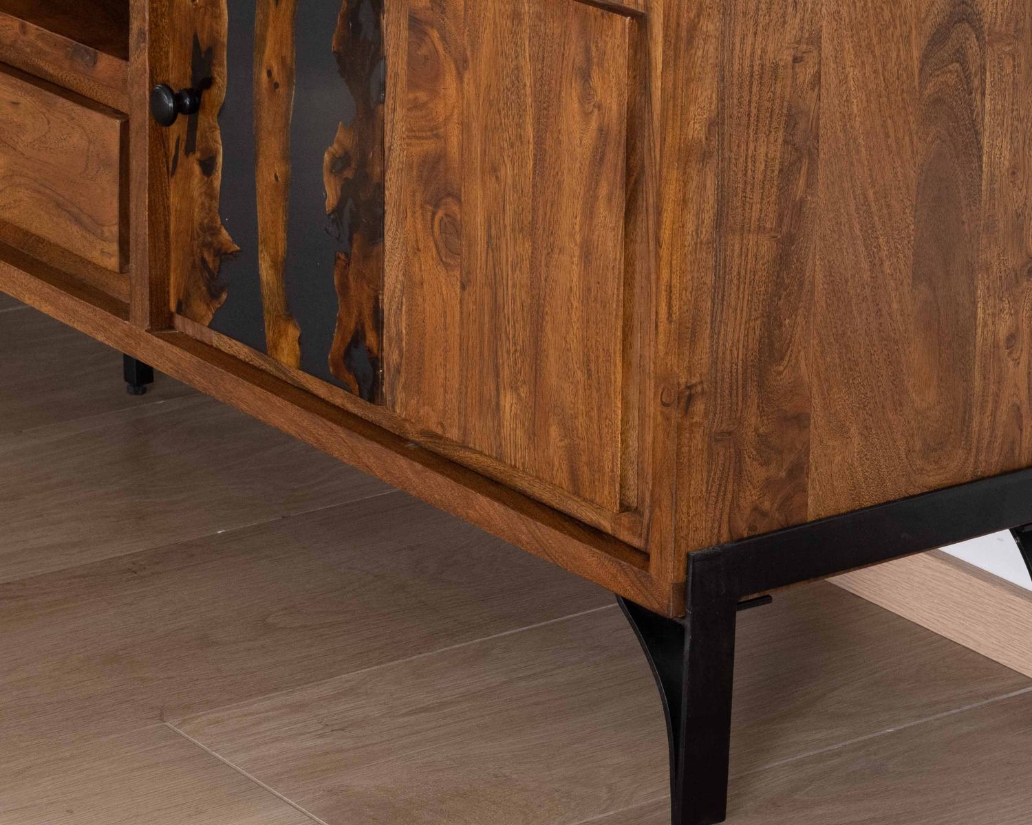 Grande porta TV in stile etnico da 200 cm con motivo "Membatu" in resina solida di acacia e base in metallo