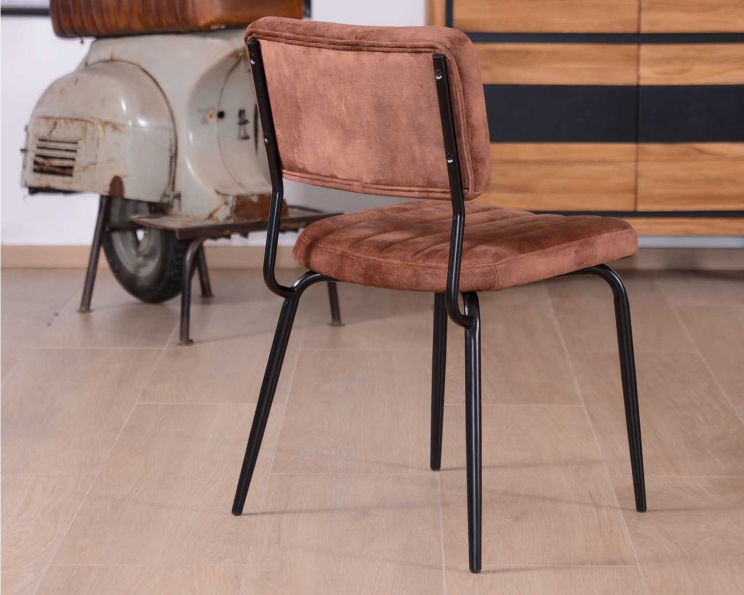 Set di 2 sedie "Lia" in stile retrò in velluto color cioccolato e metallo nero