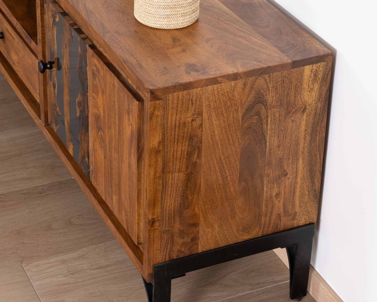 Grande porta TV in stile etnico da 200 cm con motivo "Membatu" in resina solida di acacia e base in metallo