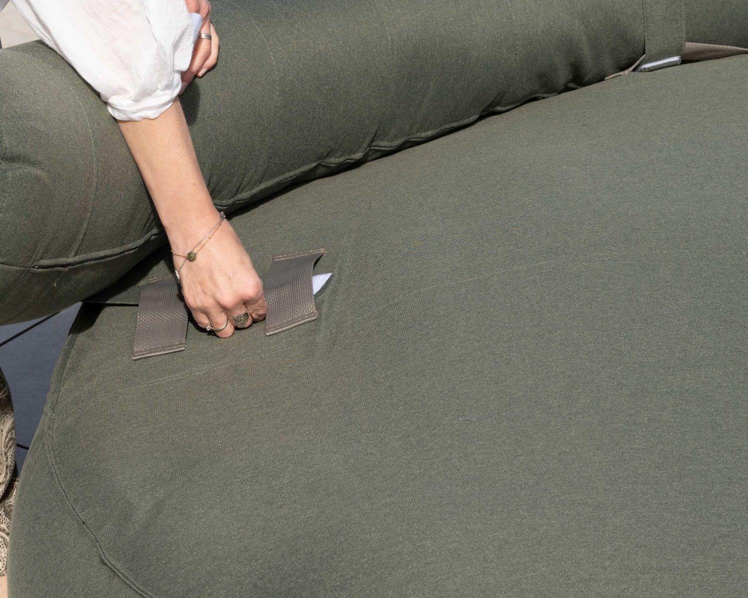 Lettino XXL ultra morbido "Saint Tropez" in tessuto speciale per esterni verde cachi