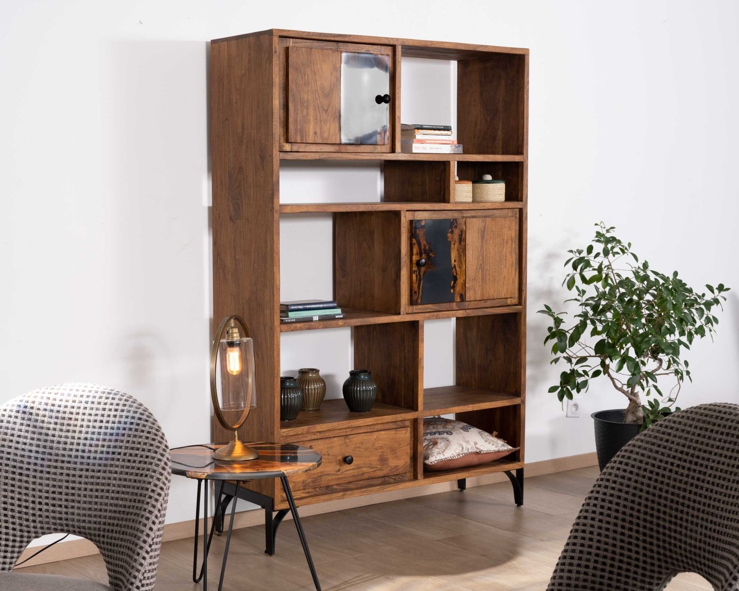 Tavolino rotondo in stile etnico in acacia e resina con gambe in metallo "Membatu"