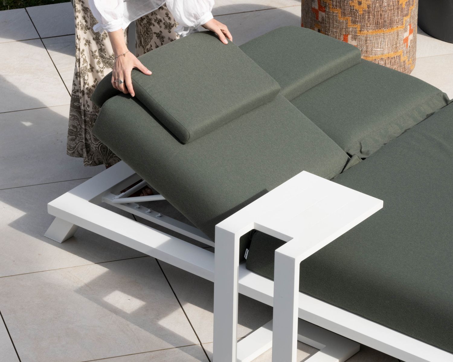 Lettino prendisole "Nusa Pedina" 2 posti top di gamma in tessuto kaki e alluminio bianco