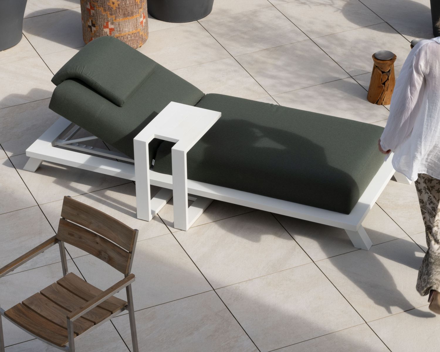 Chaise longue ultraconfortevole "Nusa Pedina" in tessuto verde kaki e struttura in alluminio bianco