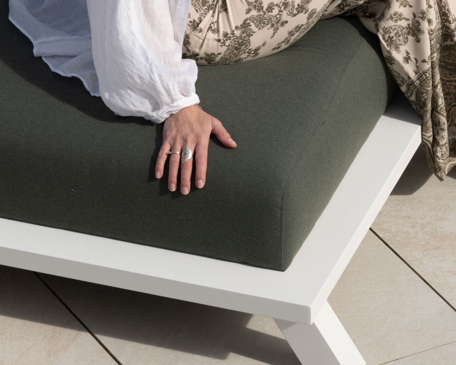 Chaise longue ultraconfortevole "Nusa Pedina" in tessuto verde kaki e struttura in alluminio bianco