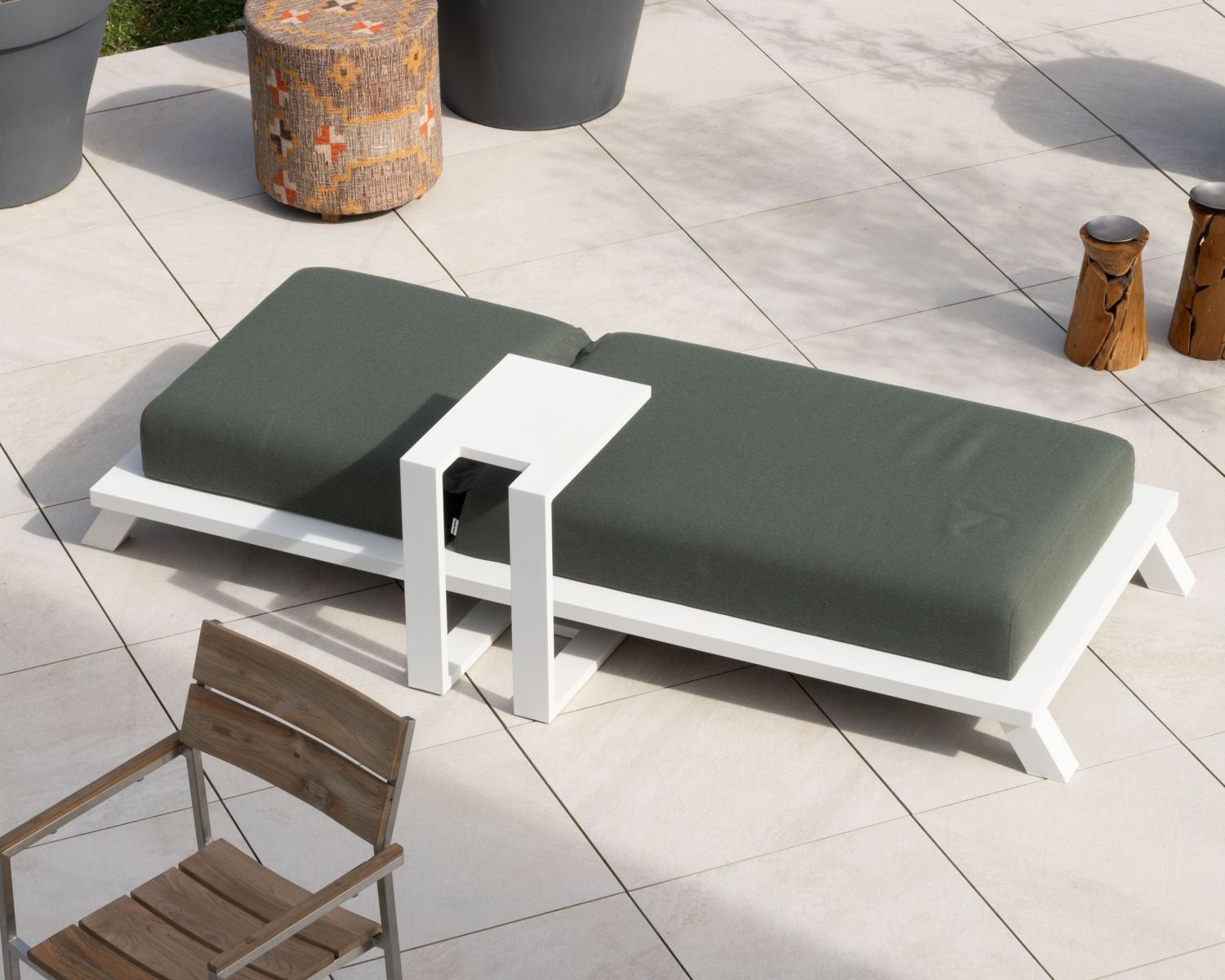 Chaise longue ultraconfortevole "Nusa Pedina" in tessuto verde kaki e struttura in alluminio bianco