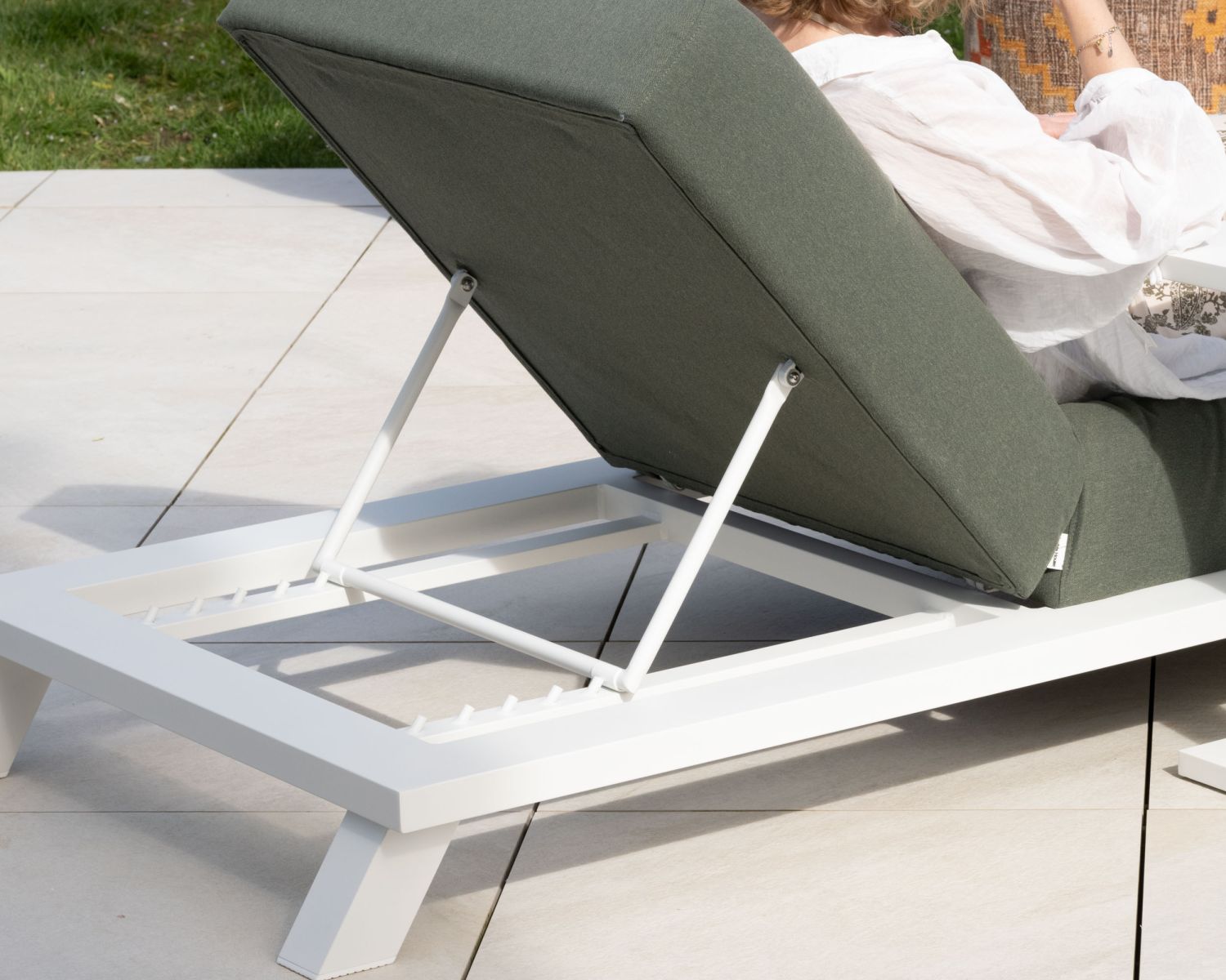 Chaise longue ultraconfortevole "Nusa Pedina" in tessuto verde kaki e struttura in alluminio bianco