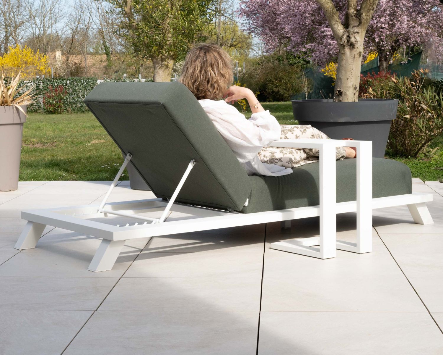 Chaise longue ultraconfortevole "Nusa Pedina" in tessuto verde kaki e struttura in alluminio bianco