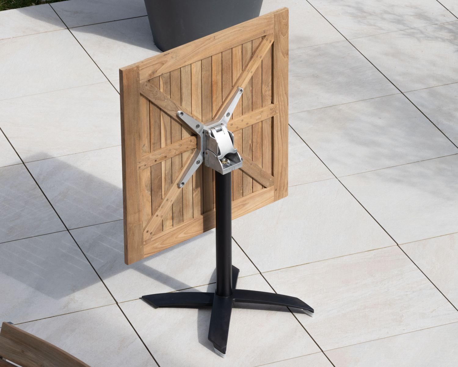 Tavolo bistrot 80x80 cm in teak con gamba centrale in alluminio piano pieghevole "Ozone