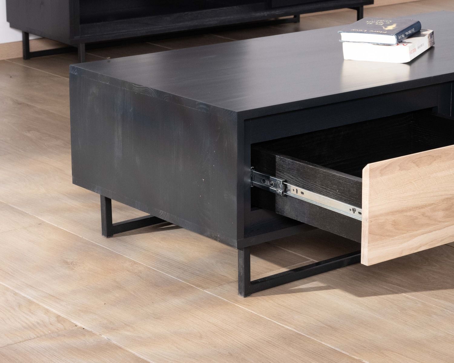 Tavolino in legno massiccio "Trace" bianco e nero