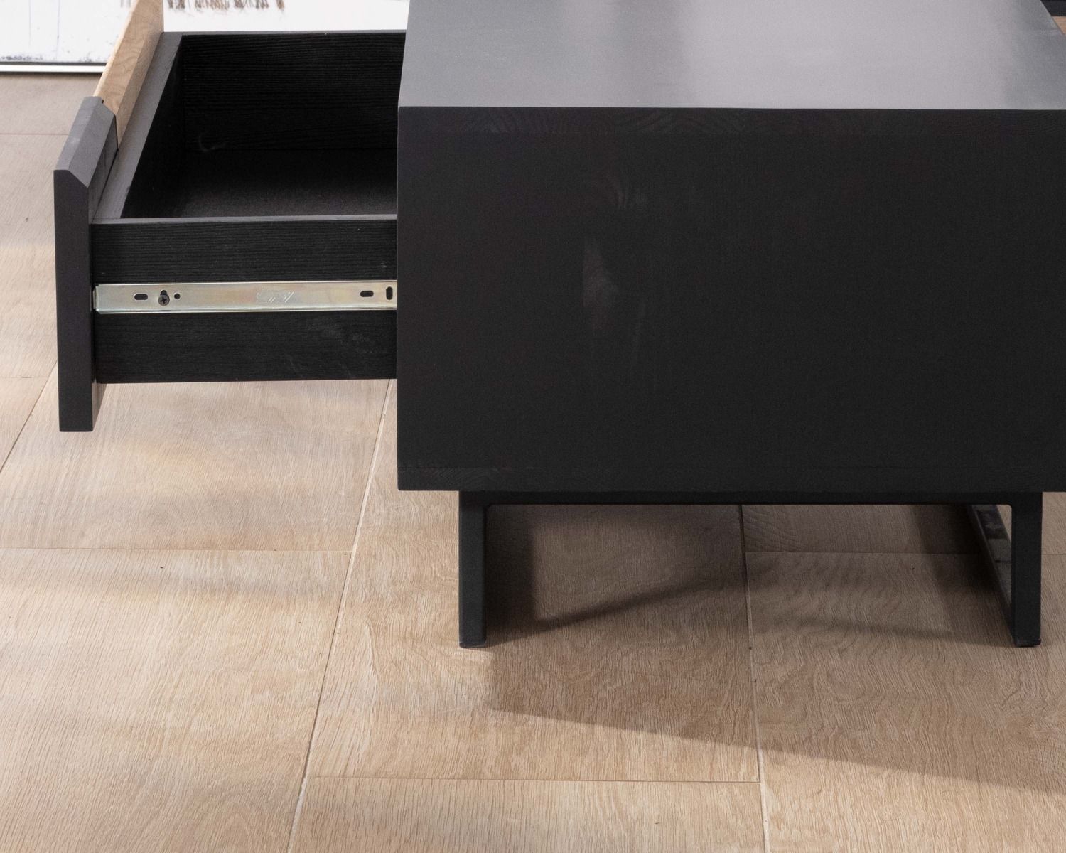 Tavolino in legno massiccio "Trace" bianco e nero