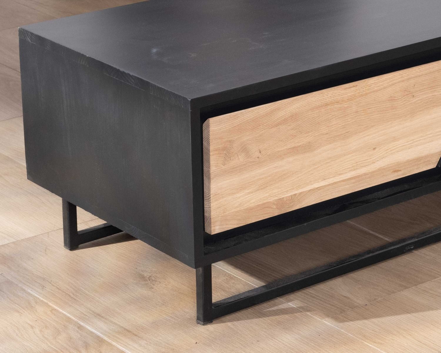 Tavolino in legno massiccio "Trace" bianco e nero