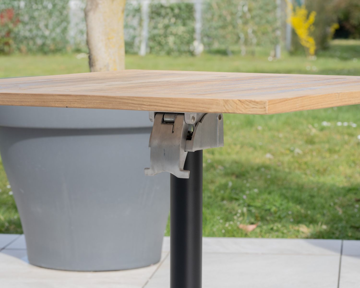 Tavolo bistrot 80x80 cm in teak con gamba centrale in alluminio piano pieghevole "Ozone