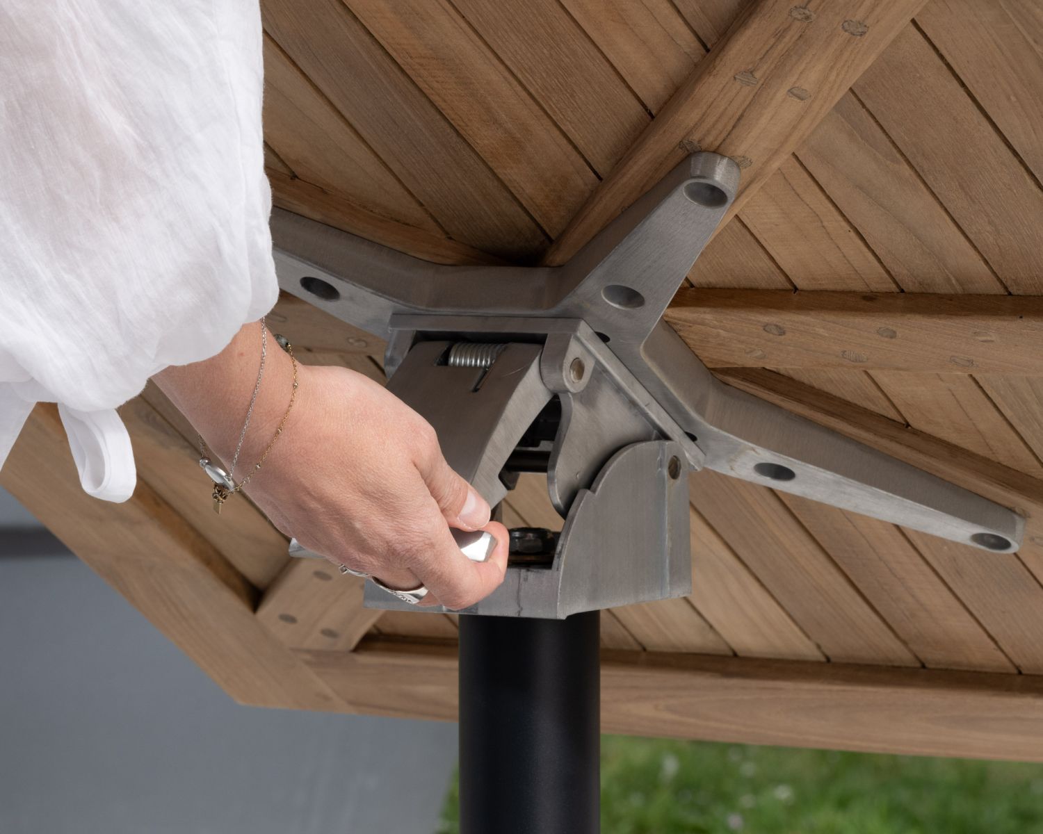 Tavolo bistrot 80x80 cm in teak con gamba centrale in alluminio piano pieghevole "Ozone