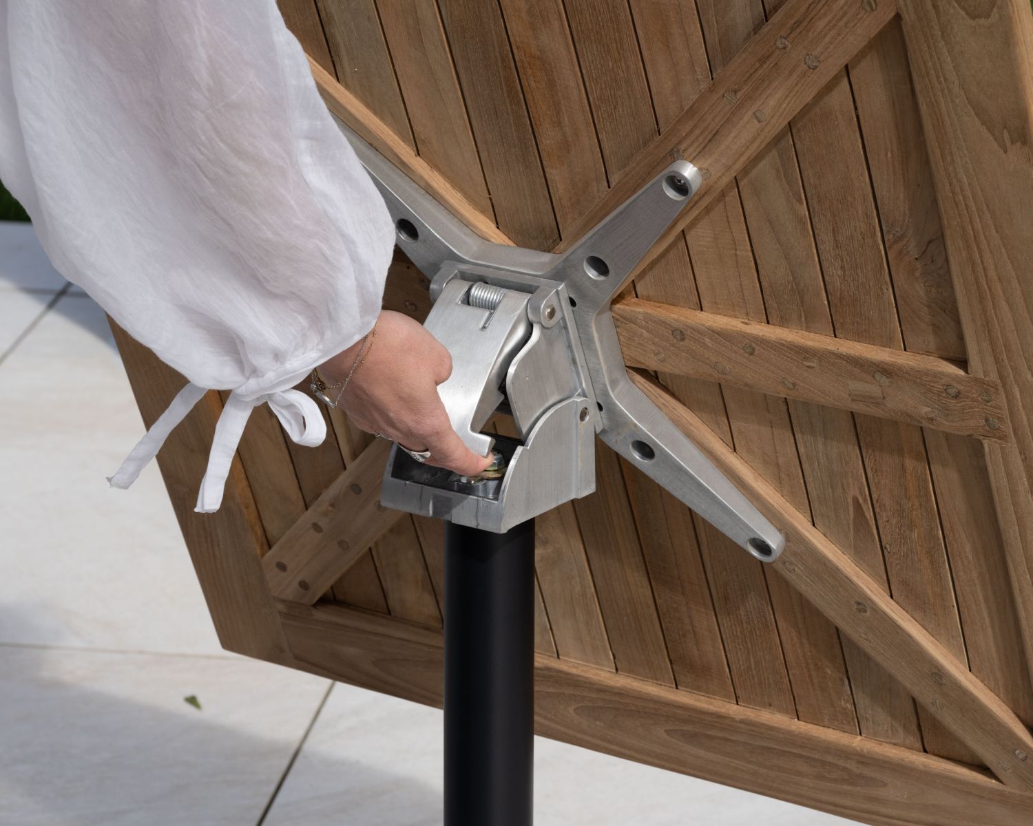 Tavolo bistrot 80x80 cm in teak con gamba centrale in alluminio piano pieghevole "Ozone