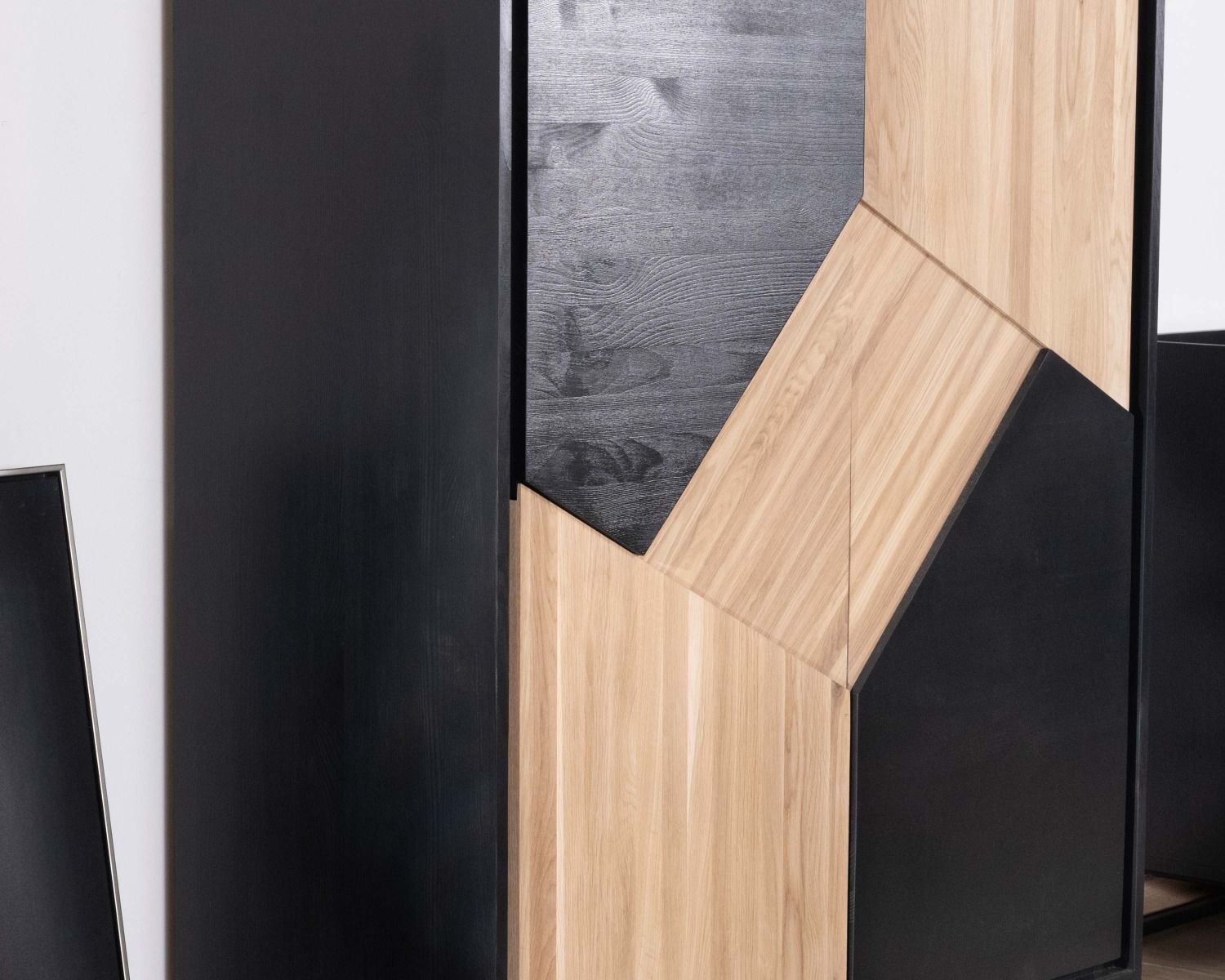 Armadio a 2 ante in legno massiccio "Trace" con finitura nera e olio sbiancato