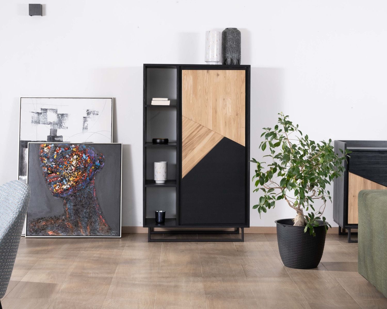 Armadio "Trace" con ripiani in legno massiccio, finitura oliata sbiancata e nera