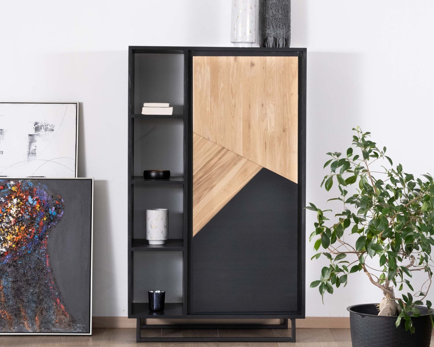 Armadio "Trace" con ripiani in legno massiccio, finitura oliata sbiancata e nera