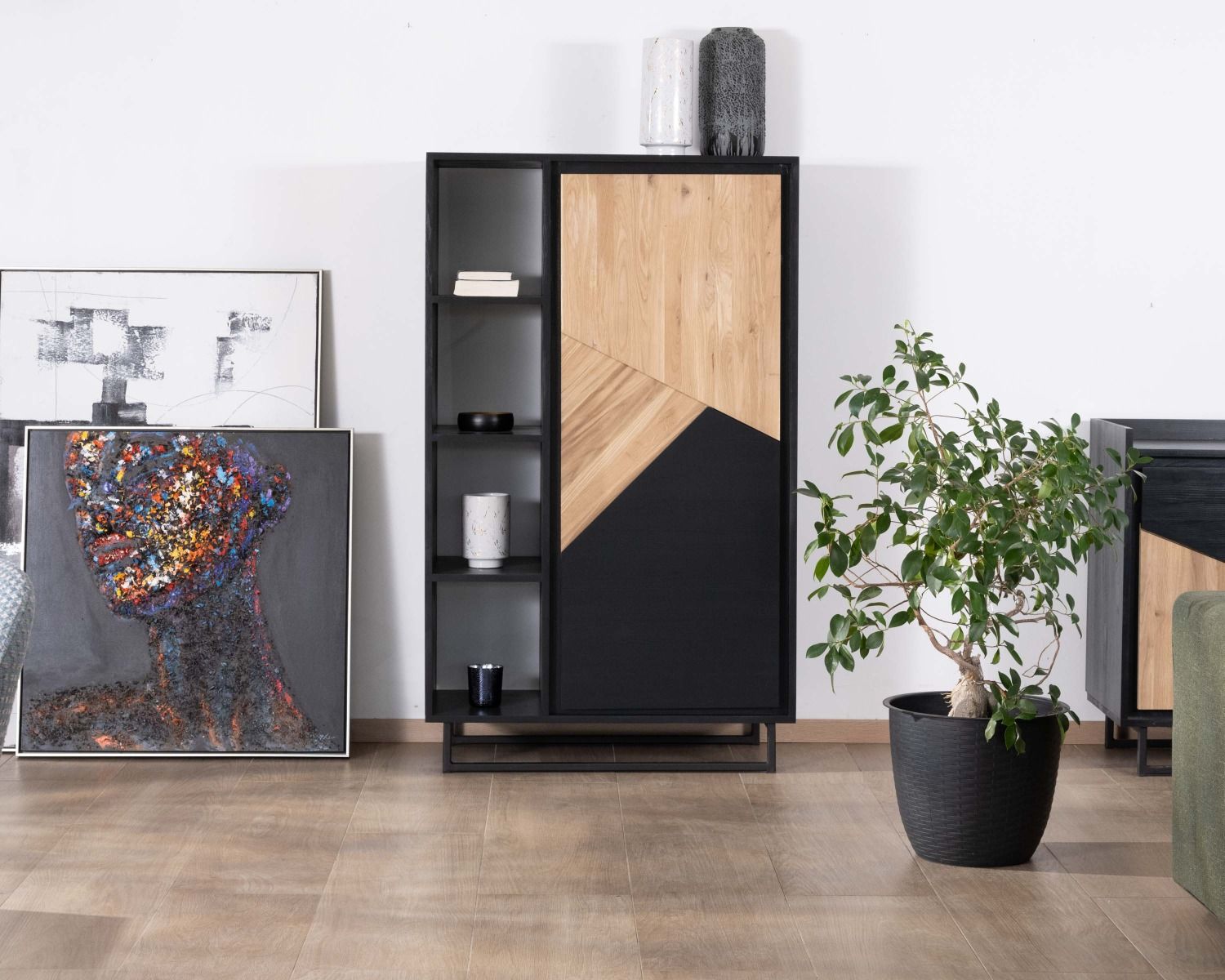 Armadio "Trace" con ripiani in legno massiccio, finitura oliata sbiancata e nera