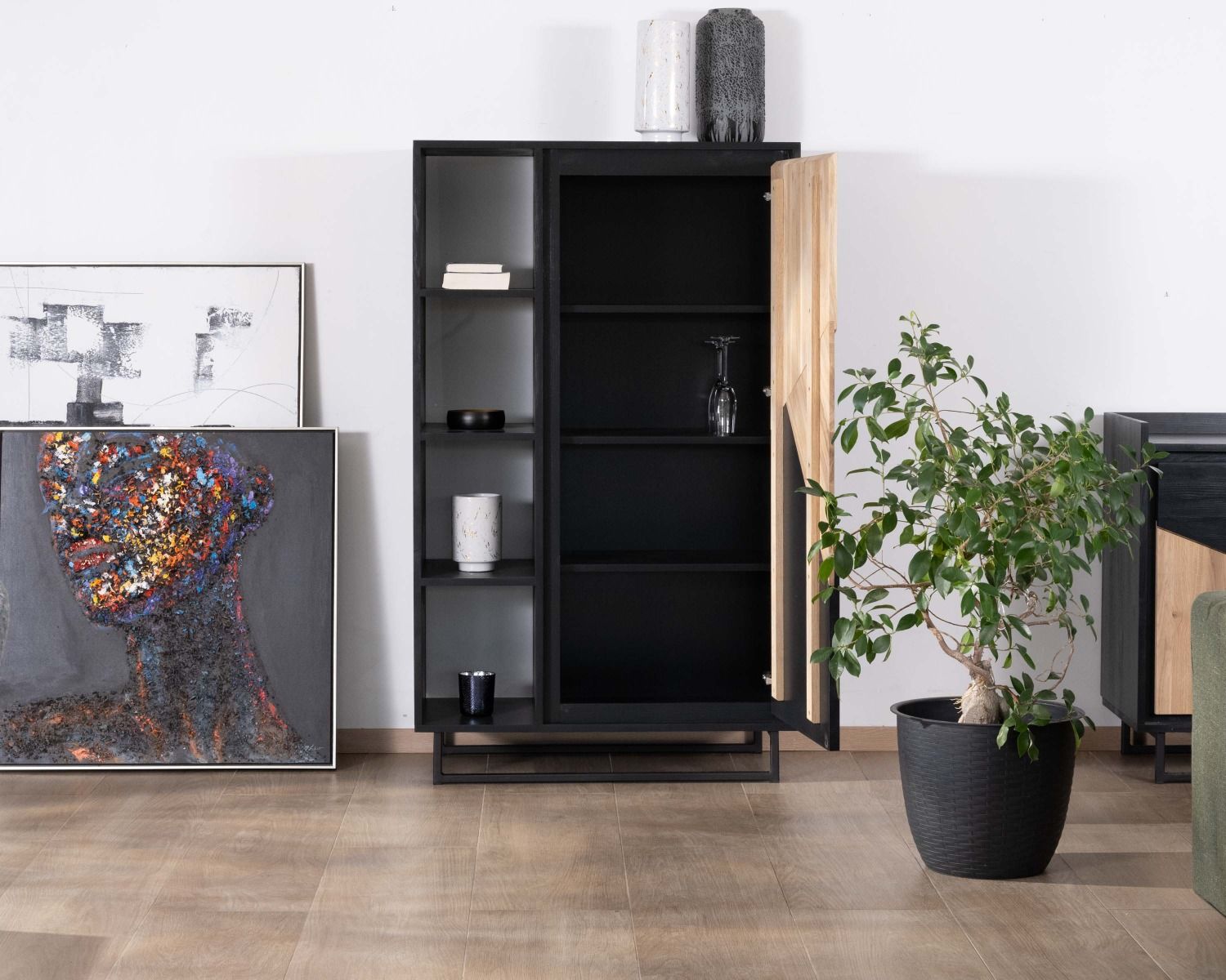 Armadio "Trace" con ripiani in legno massiccio, finitura oliata sbiancata e nera