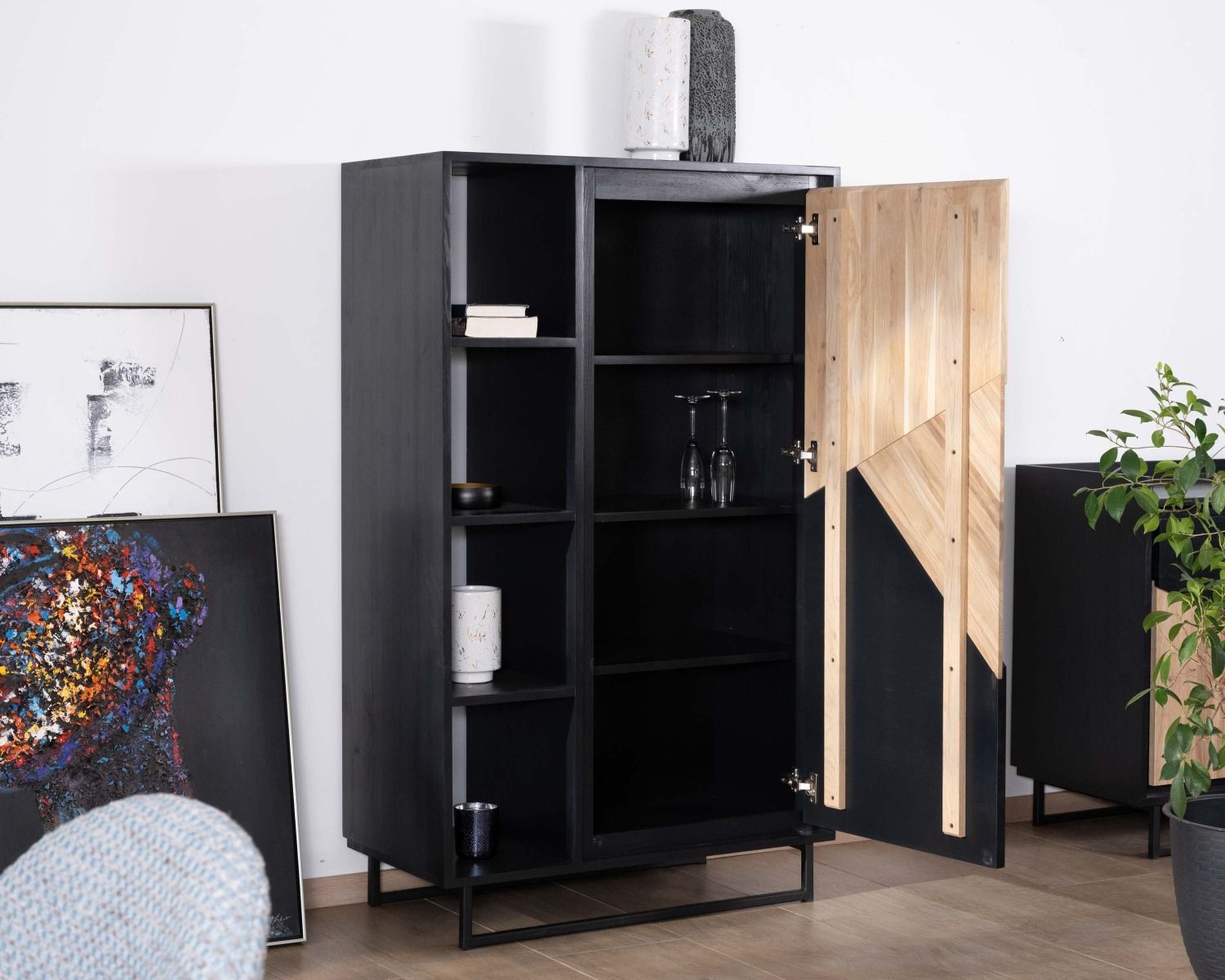 Armadio "Trace" con ripiani in legno massiccio, finitura oliata sbiancata e nera