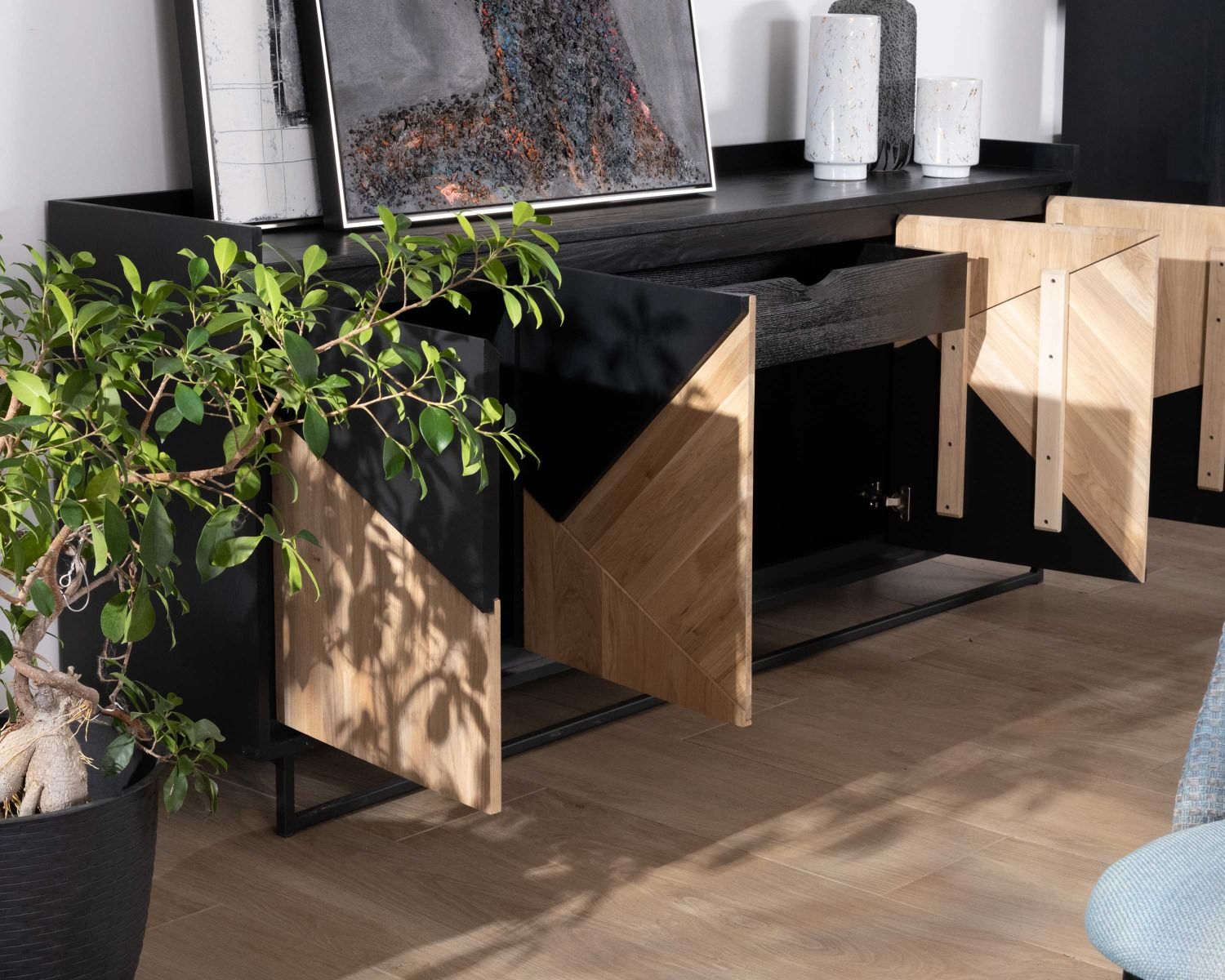 Credenza "Trace" a 4 ante in legno massiccio bianco e nero