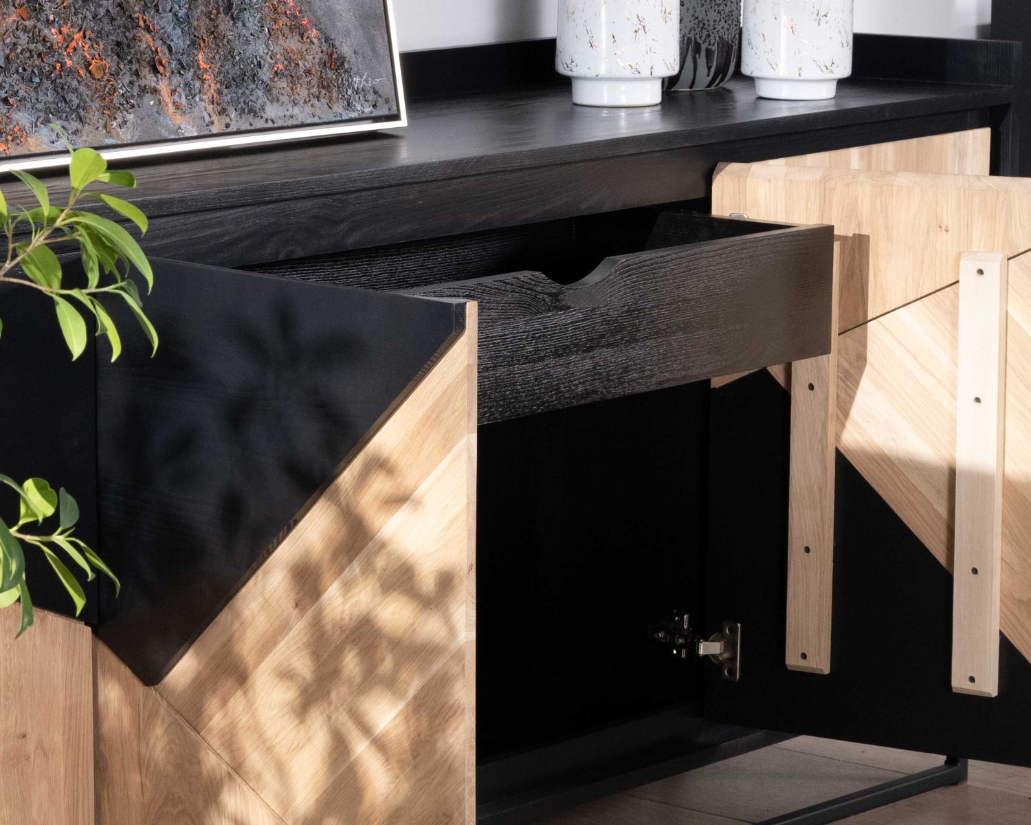 Credenza "Trace" a 4 ante in legno massiccio bianco e nero